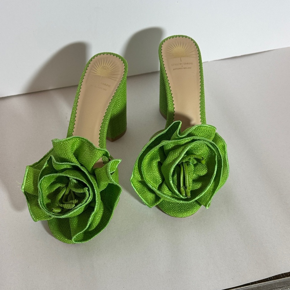 SOLD

ANTONIO MELANI Green Floral Heels Sz 7 - Picture 2 of 5